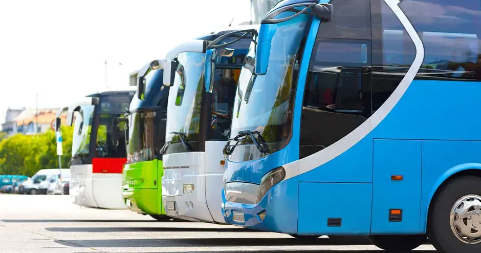 Vários designs de ônibus com carroceria exterior frontal mostrando diferentes funcionalidades e identidades de marca.
