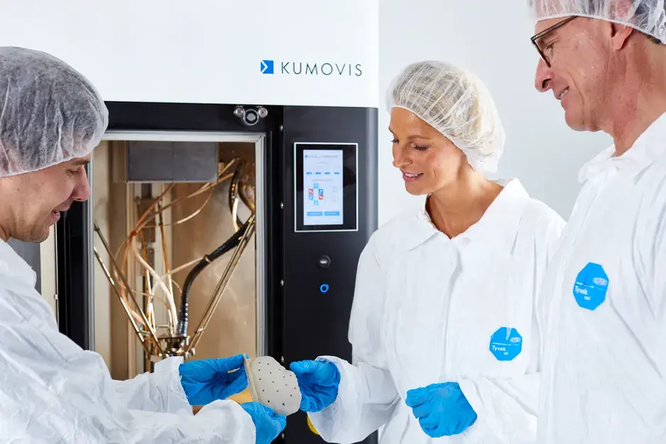 Médicos ou especialistas na área médica recuperando uma placa craniana da impressora 3D Kumovis R220