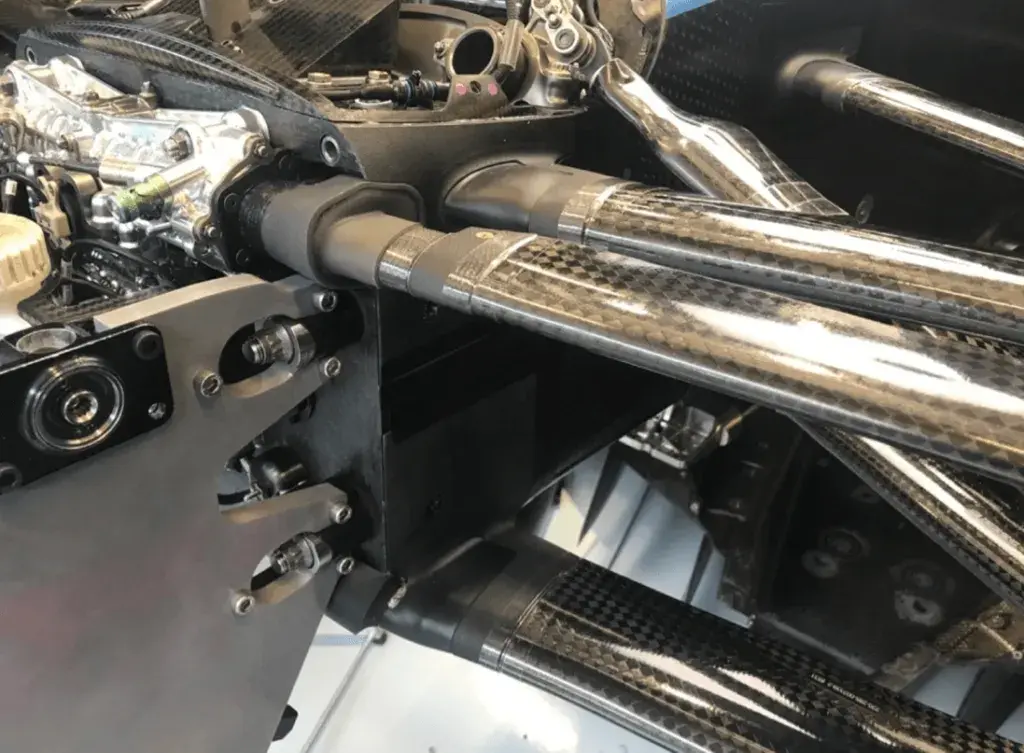 Vedação de suspensão e estrutura produzidas usando Figure 4 EGGSHELL-AMB 10 e DuraForm PA, respectivamente