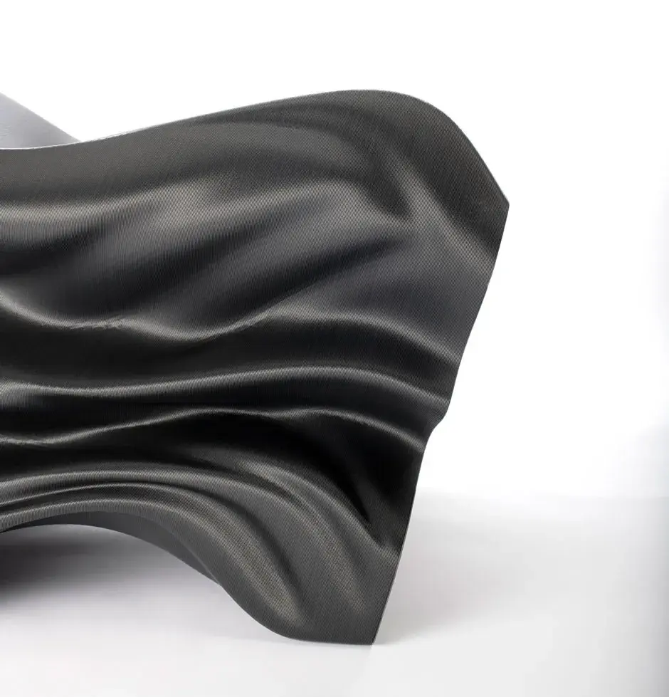 Vista lateral da poltrona no estilo vapor projetada pelo Slicelab e impressa em 3D com grânulos de ABS de fibra de carbono na impressora 3D EXT 1270 Titan Pellet. 