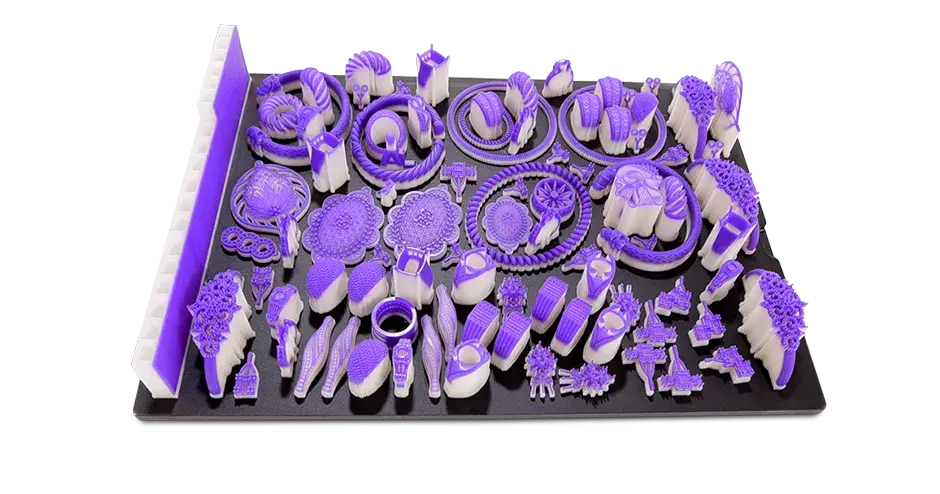 Uma bandeja com peças de fundição de joias