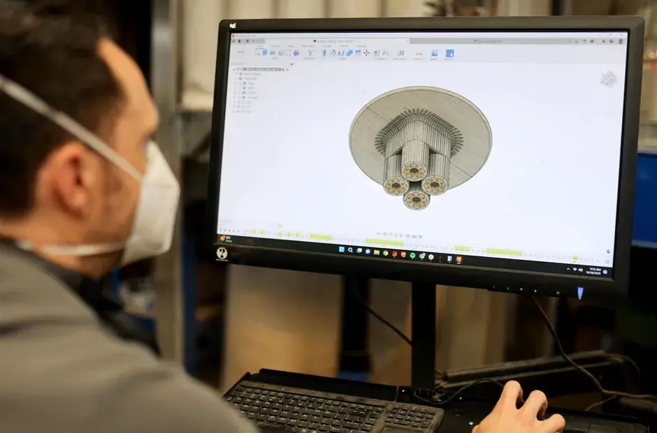 Uma pessoa trabalhando em um arquivo CAD projetando uma cadeira