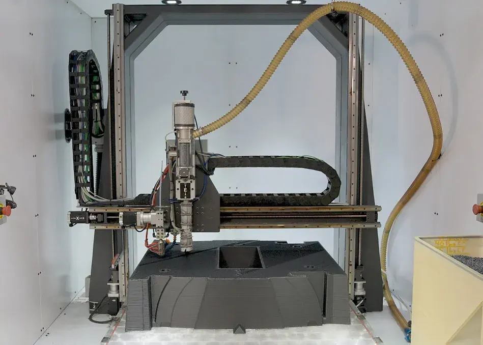 Um grande Padrão de caixa de bomba CF ABS impresso na impressora EXT Titan Pellet da Astech. 