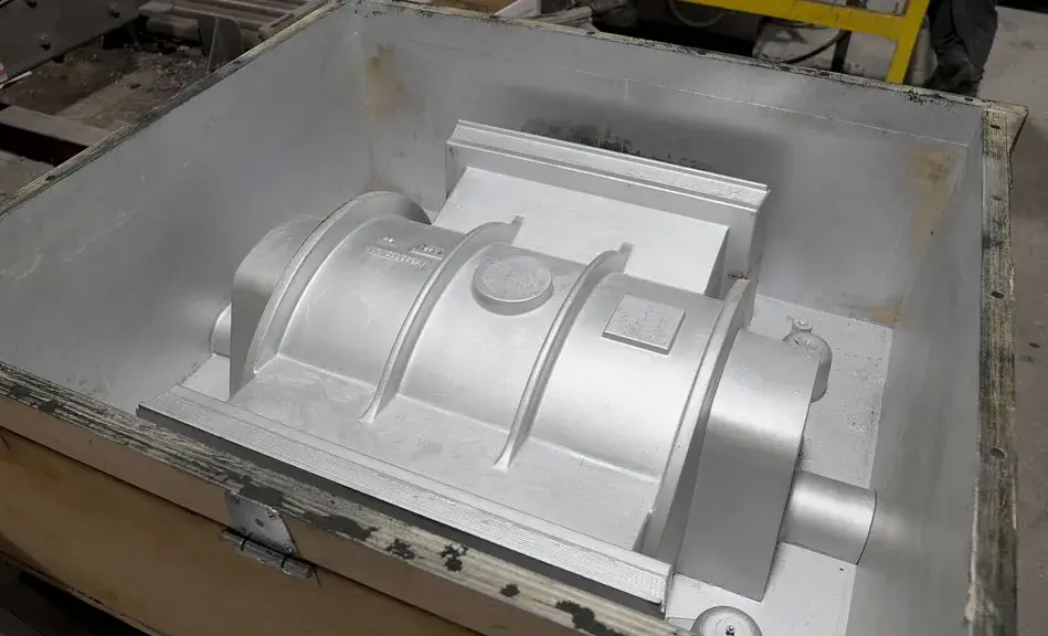 O Padrão de caixa da bomba em CF ABS impresso em 3D, pintado com molde e montado em um frasco, pronto para ser preenchido com areia de moldagem não cozida.