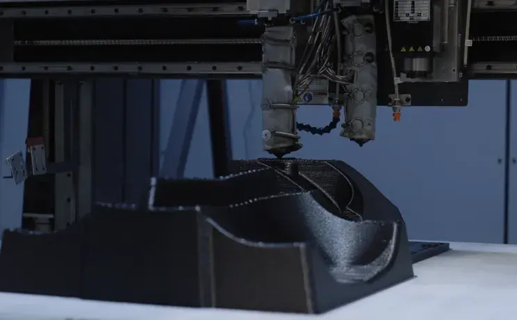 Uma impressão de molde de termoformagem em andamento na Lindar na impressora de pellets 3D Systems EXT 1270 Titan. 