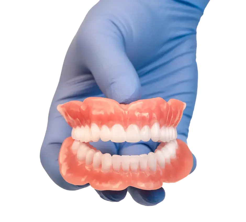 Uma mão com luva médica mostrando próteses impressas em 3D