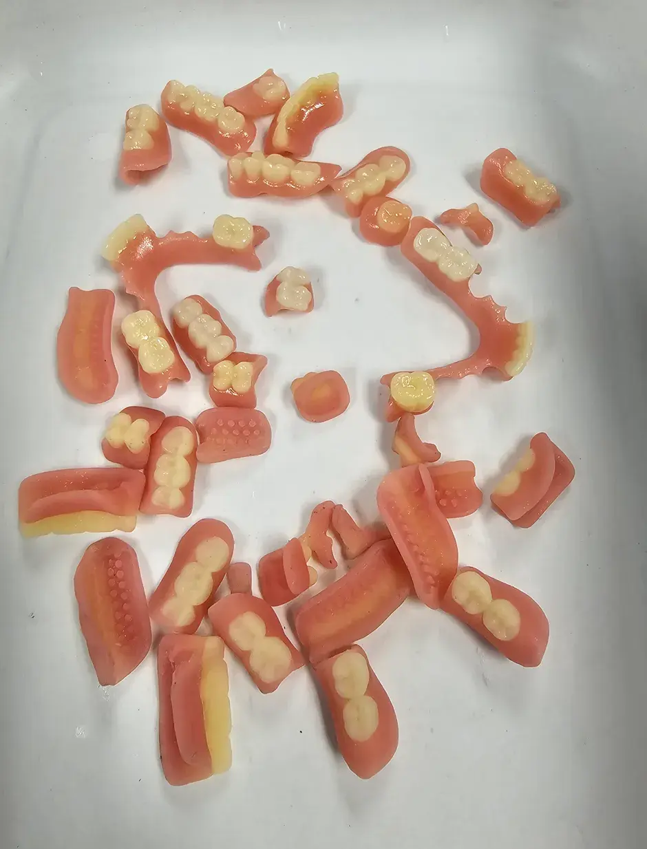 Uma bandeja de peças odontológicas impressas em 3D