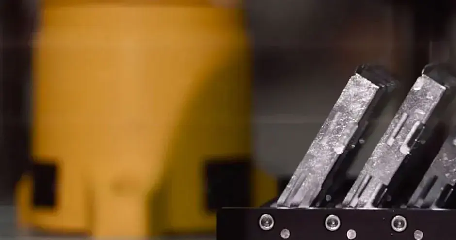 Vista abstrata de uma impressora 3D imprimindo peças