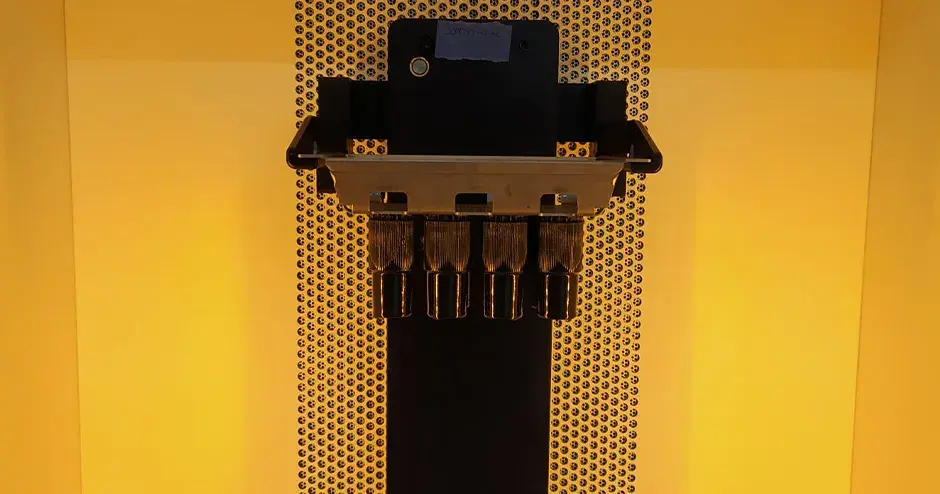 Uma plataforma de amostras de peças recém-construída e pronta para ser retirada do sistema Figure 4 Modular