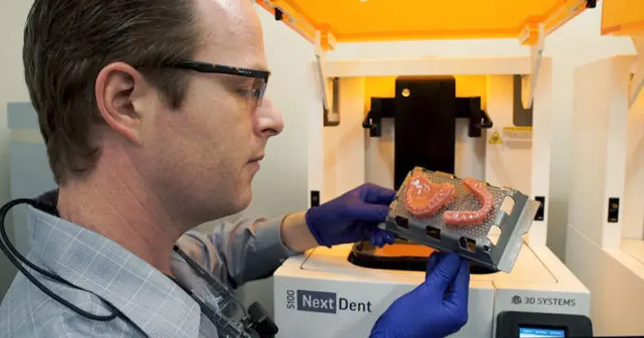 Dr. Michael Scherer imprime em 3D dentaduras de longo prazo no mesmo dia com suas impressoras NextDent 5100 da 3D Systems