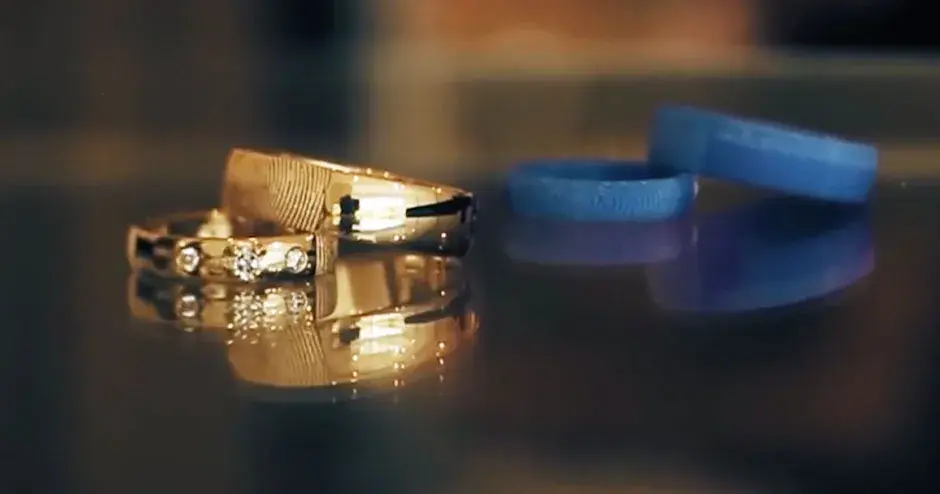 anel de ouro colocado ao lado de um molde impresso em 3D