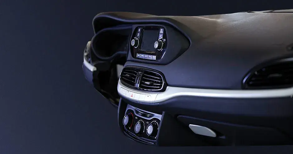 linhas limpas futuristas interiores brancos do carro, painéis de controle com led, com acentos leves de console de madeira