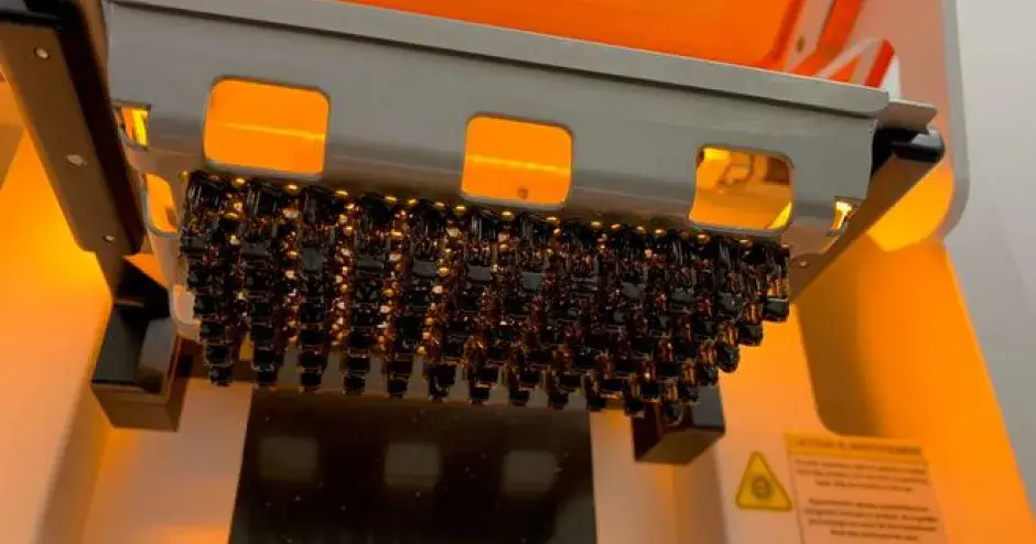 Placa de construção da Figure 4 carregada com peças na WS Audiology