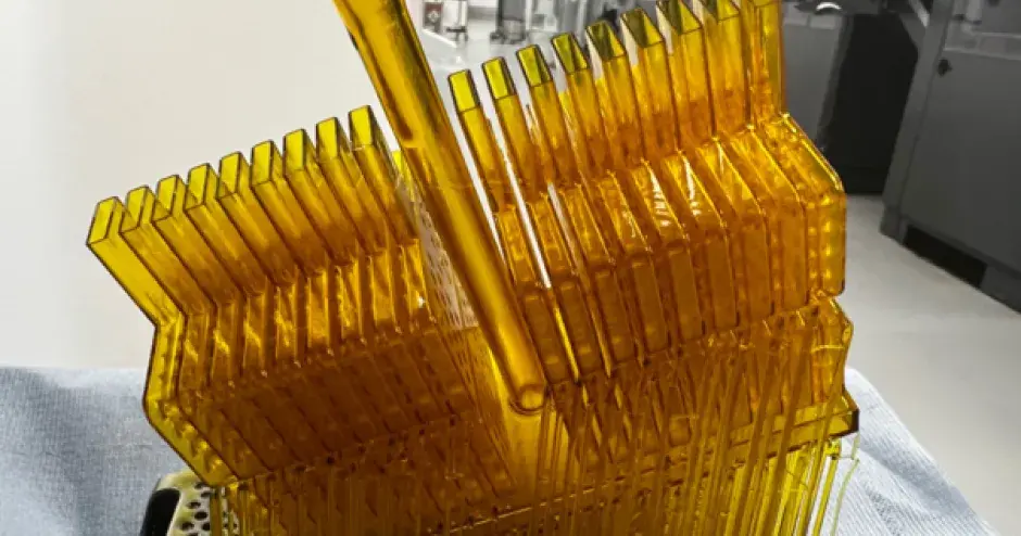 Um molde para uma gaxeta universal impresso em 3D em um lote de 36 na impressora Figure 4 da BWT Alpine F1 Team.